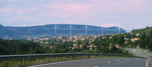 00042 onderweg via Millau.jpg